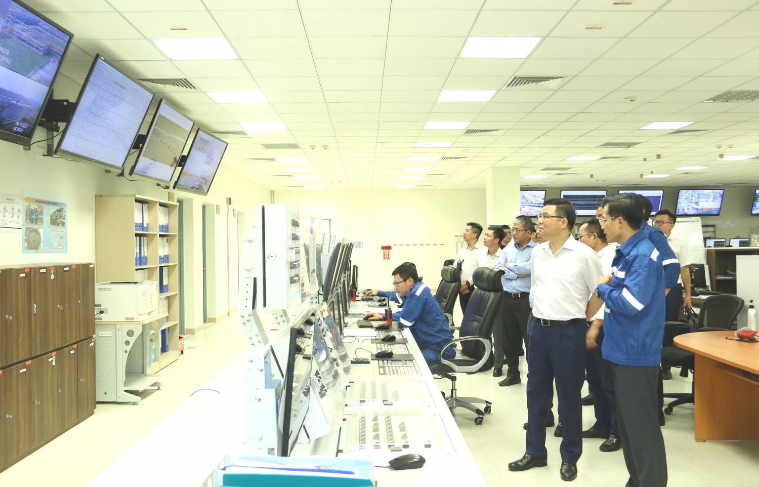 2.	Tổng Giám đốc Lê Mạnh Hùng kiểm tra hoạt động tại Nhà máy LHD Nghi Sơn. 
