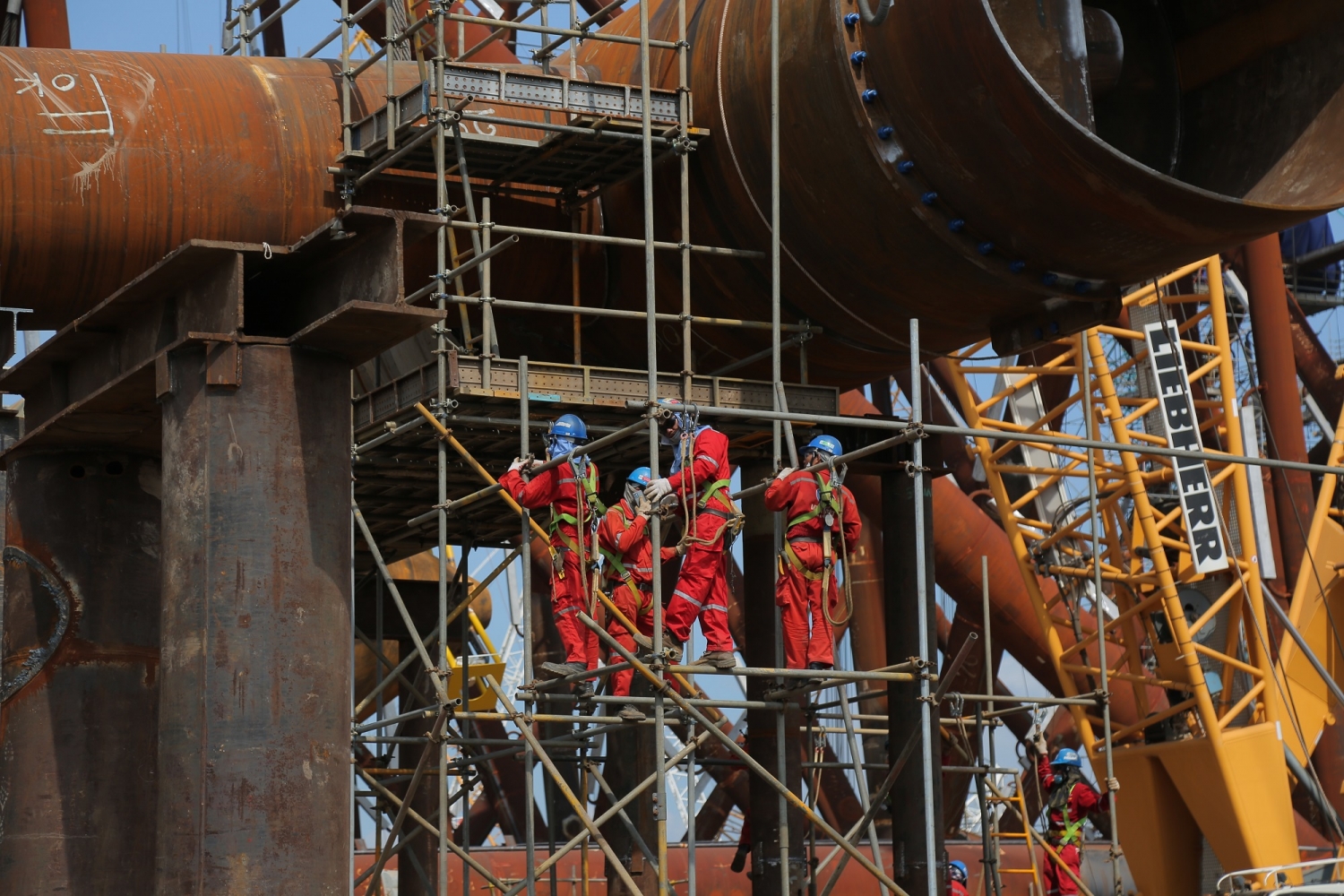 4.	Người lao động PTSC thi công chân đế giàn khoan. 