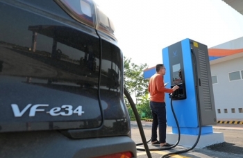 Xuyên Việt bằng ô tô điện, ngỡ ngàng khi thấy trạm sạc ở khắp mọi nơi