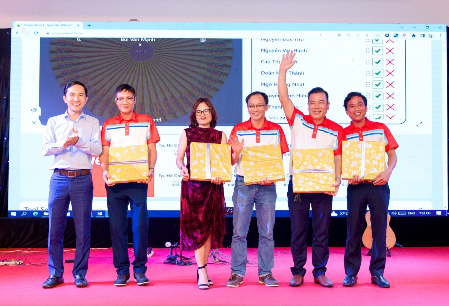 Chương trình Quay số may mắn diễn ra rất sôi nổi, kịch tính với những phần quà đặc biệt      