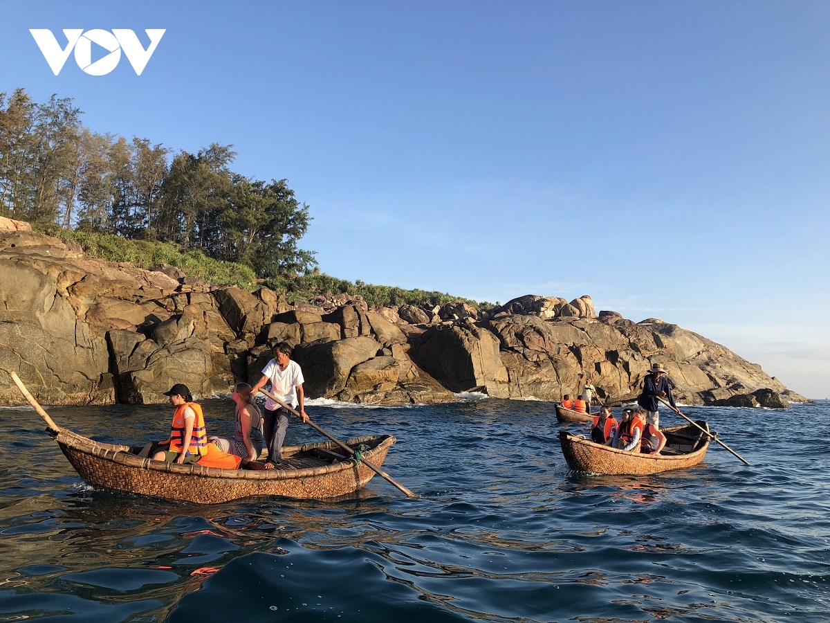 Du lịch Quảng Ngãi với biển đảo hoang sơ, địa chất độc đáo, văn hoá đa đạng