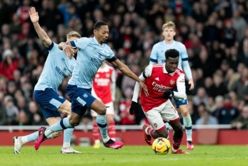 Arsenal chia điểm trên sân nhà, Tottenham thua đậm trước Leicester