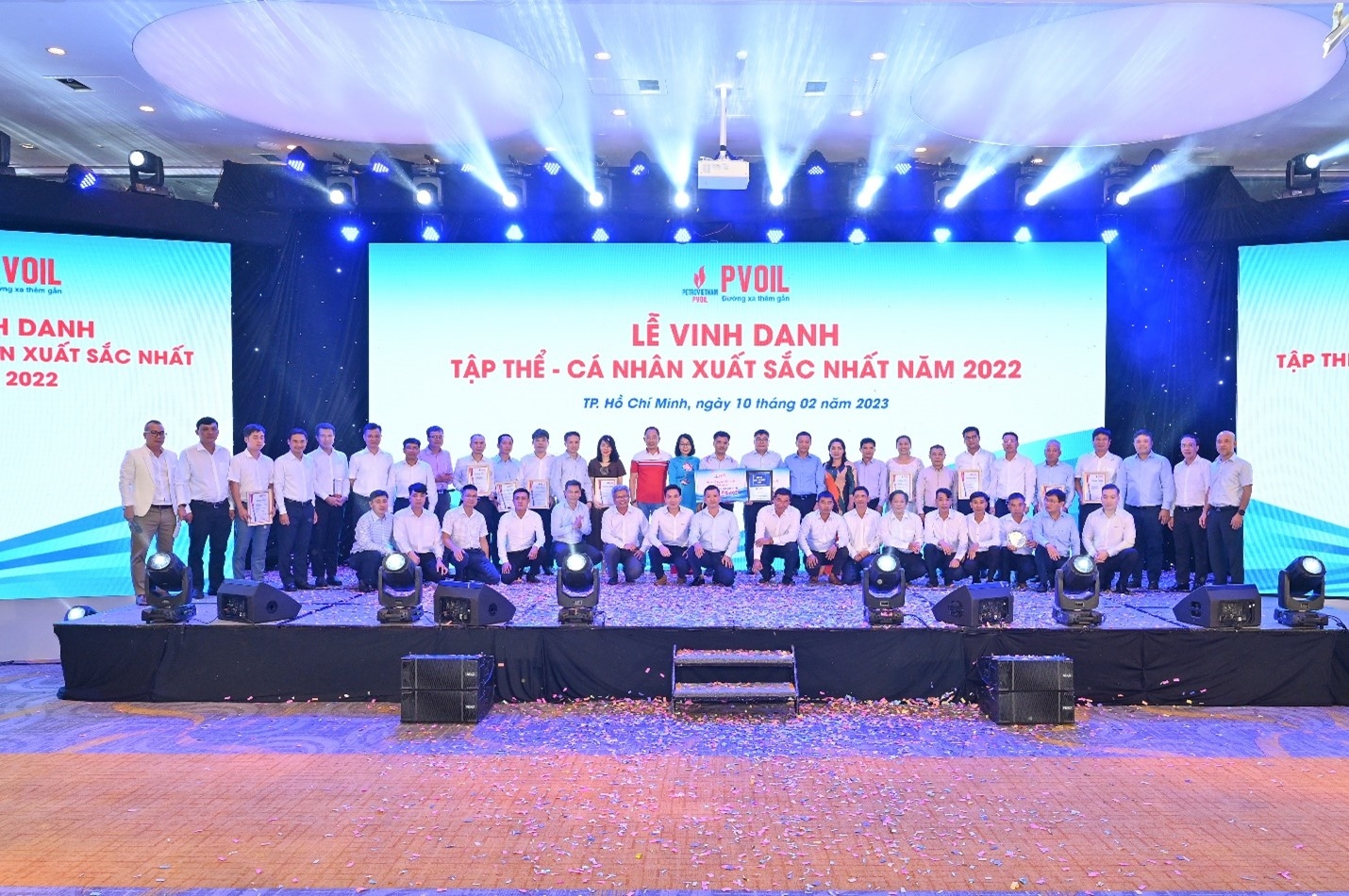 Lãnh đạo PVOIL chụp ảnh lưu niệm với các tập thể, cá nhân xuất sắc nhất năm 2022