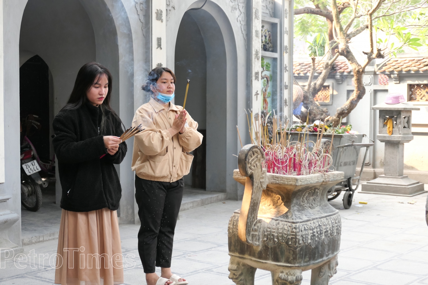 Giới trẻ Hà Nội nô nức đi chùa cầu duyên trước thềm lễ tình nhân Giới trẻ Hà Nội nô nức đi chùa cầu duyên trước thềm lễ tình nhân
