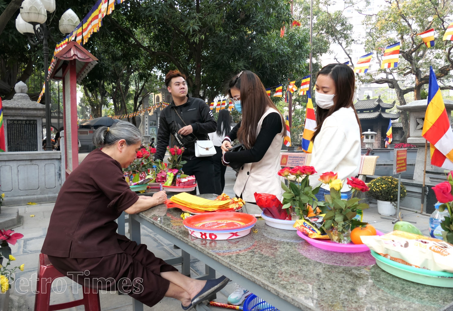 Giới trẻ Hà Nội nô nức đi chùa cầu duyên trước thềm lễ tình nhân Giới trẻ Hà Nội nô nức đi chùa cầu duyên trước thềm lễ tình nhân