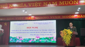 Trao tặng 100 suất quà tới các gia đình chính sách