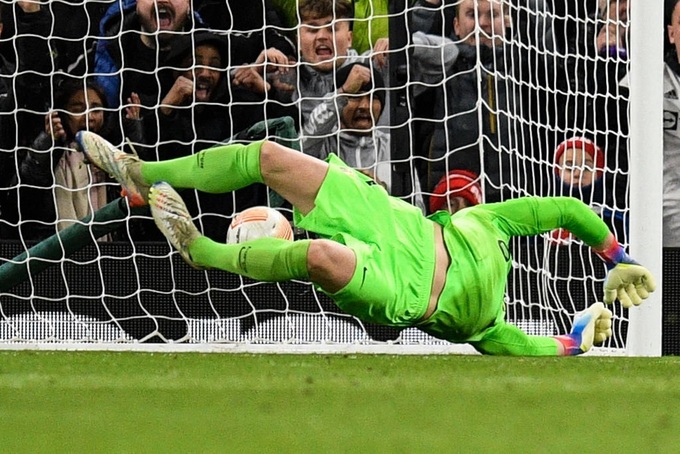 Man Utd ngược dòng hạ Barcelona, tiến bước tại Europa League - 3