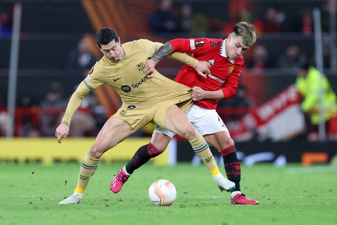Man Utd ngược dòng hạ Barcelona, tiến bước tại Europa League - 1