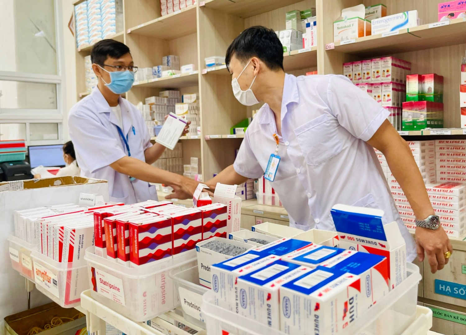 Thủ tướng chỉ đạo triển khai quyết liệt các giải pháp bảo đảm đủ thuốc, trang thiết bị y tế