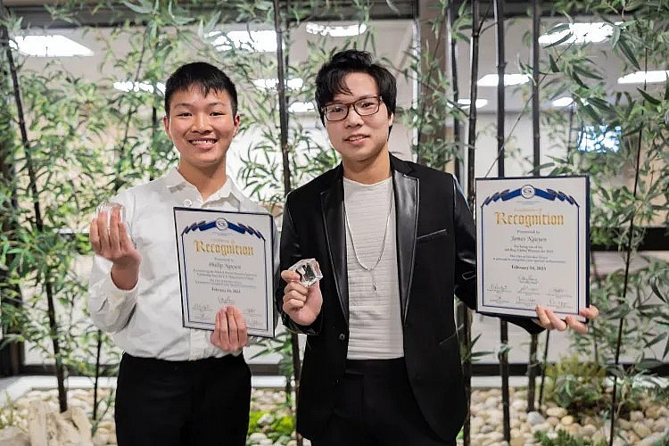 Thanh niên gốc Việt phát triển thành công bàn chải phát hiện ung thư sớm
