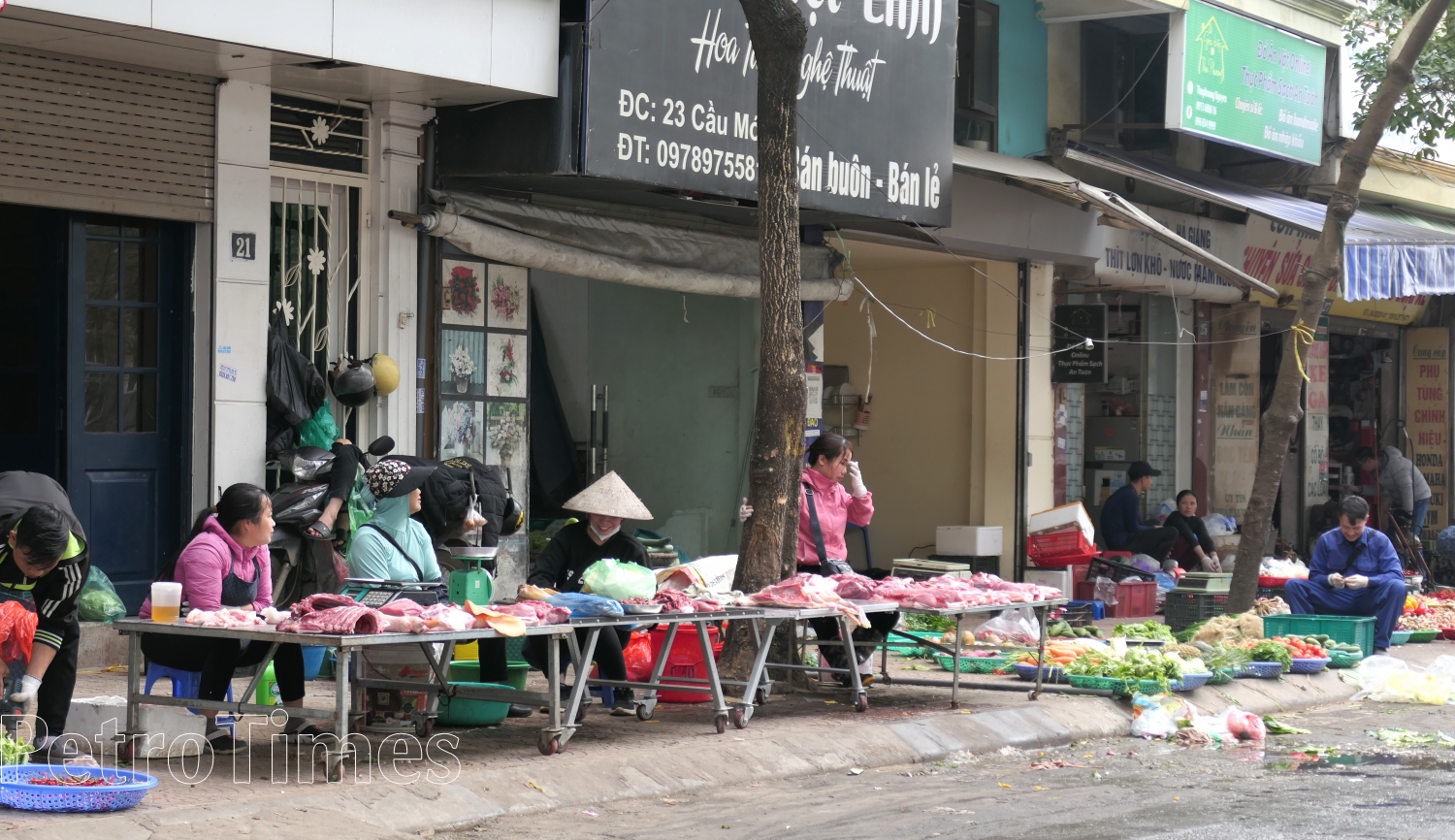 Người đi bộ lại bị “đẩy” xuống lòng đường