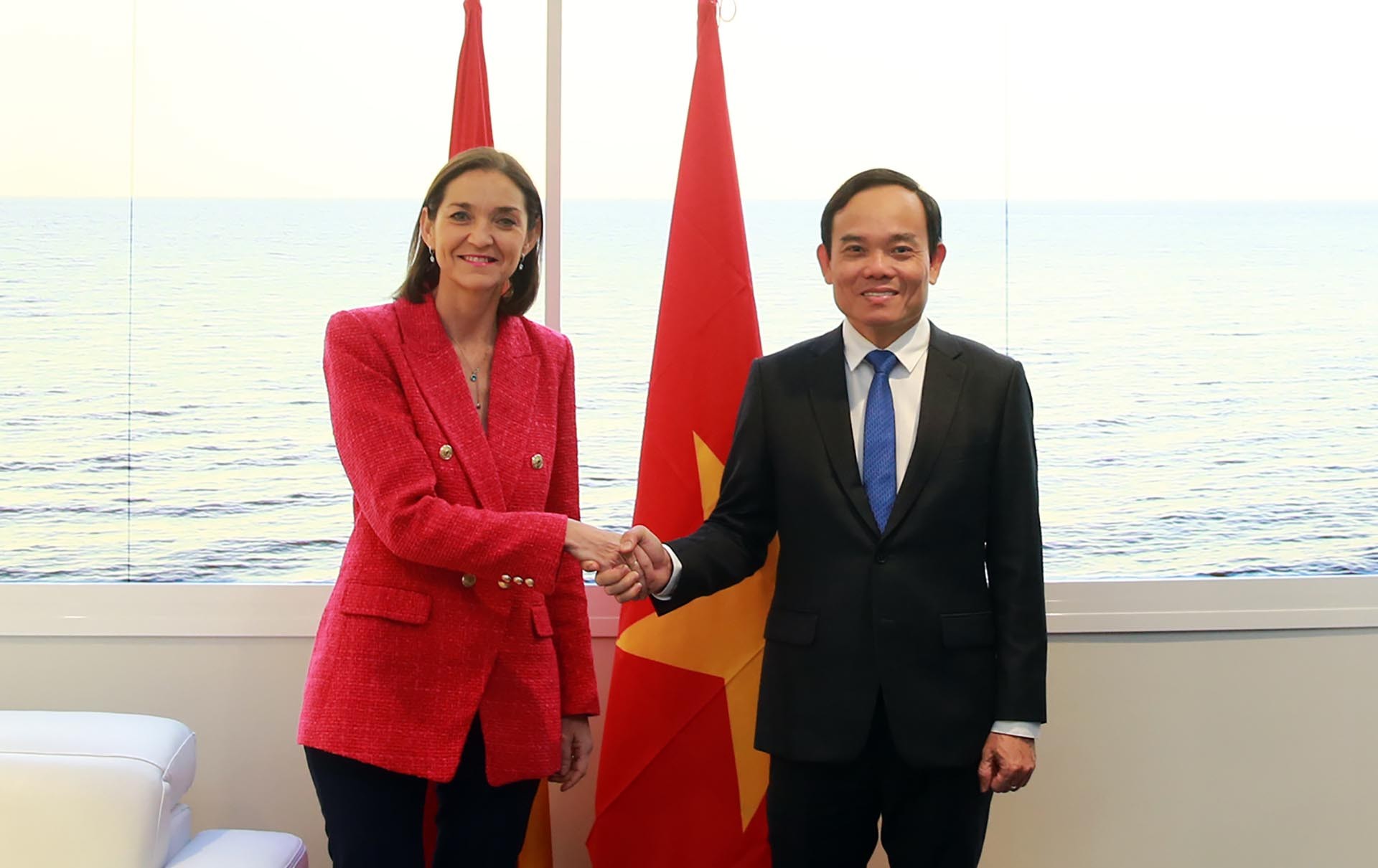 Phó Thủ tướng Trần Lưu Quang gặp Bộ trưởng Công nghiệp, Thương mại và Du lịch Tây Ban Nha Reyes Maroto.  (Nguồn: VGP)
