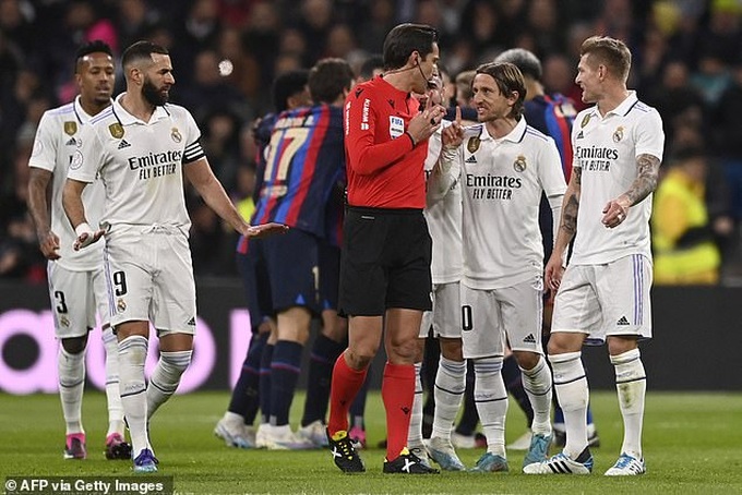 Militao phản lưới nhà, Real Madrid thua đau đớn Barcelona - 1