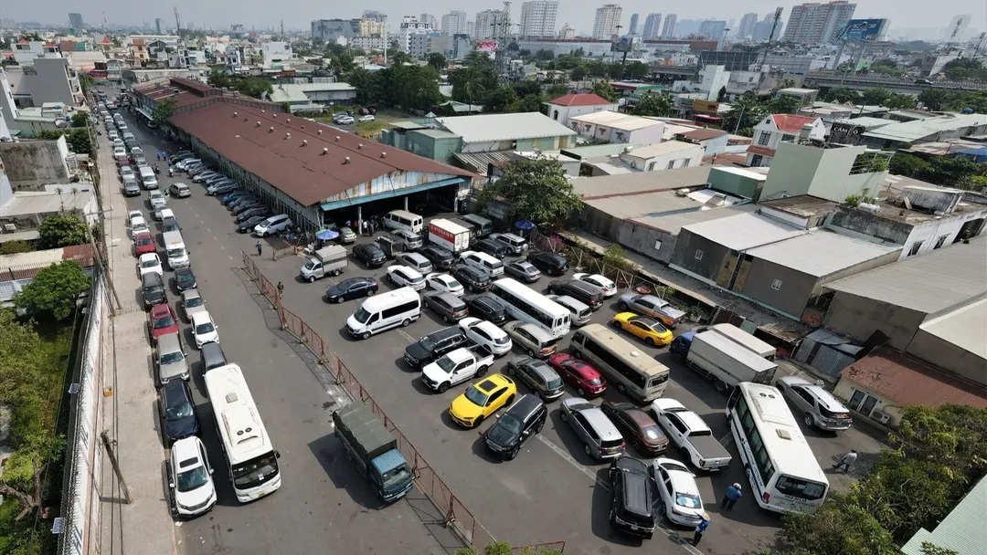 Đăng kiểm ô-tô, ùn tắc đến bao giờ?