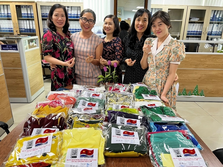 Tặng Áo dài – Trao gửi yêu thương Tặng áo dài - Trao gửi yêu thương