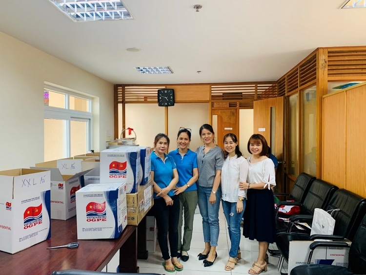 Tặng Áo dài – Trao gửi yêu thương Tặng áo dài - Trao gửi yêu thương