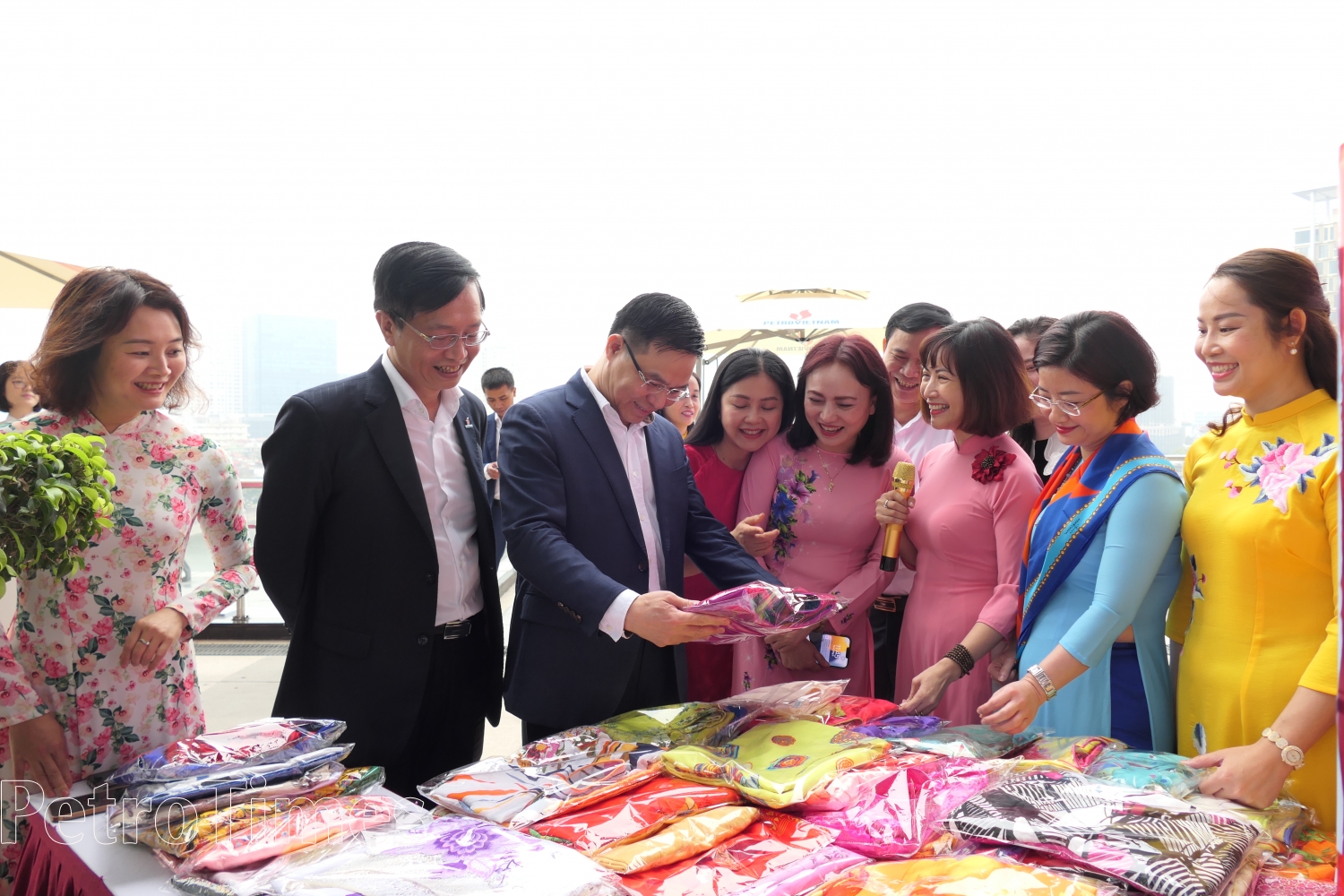 Tổng Giám đốc Petrovietnam Lê Mạnh Hùng ghi nhận, tuyên dương hành động đẹp, nhân văn, tô đậm “nghĩa tình” người Dầu khí trong chương trình “Tặng áo dài, trao gửi yêu thương, giữ gìn nét đẹp truyền thống”.