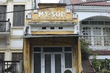 Những biển hiệu vang bóng một thời trên phố cổ Hà Nội