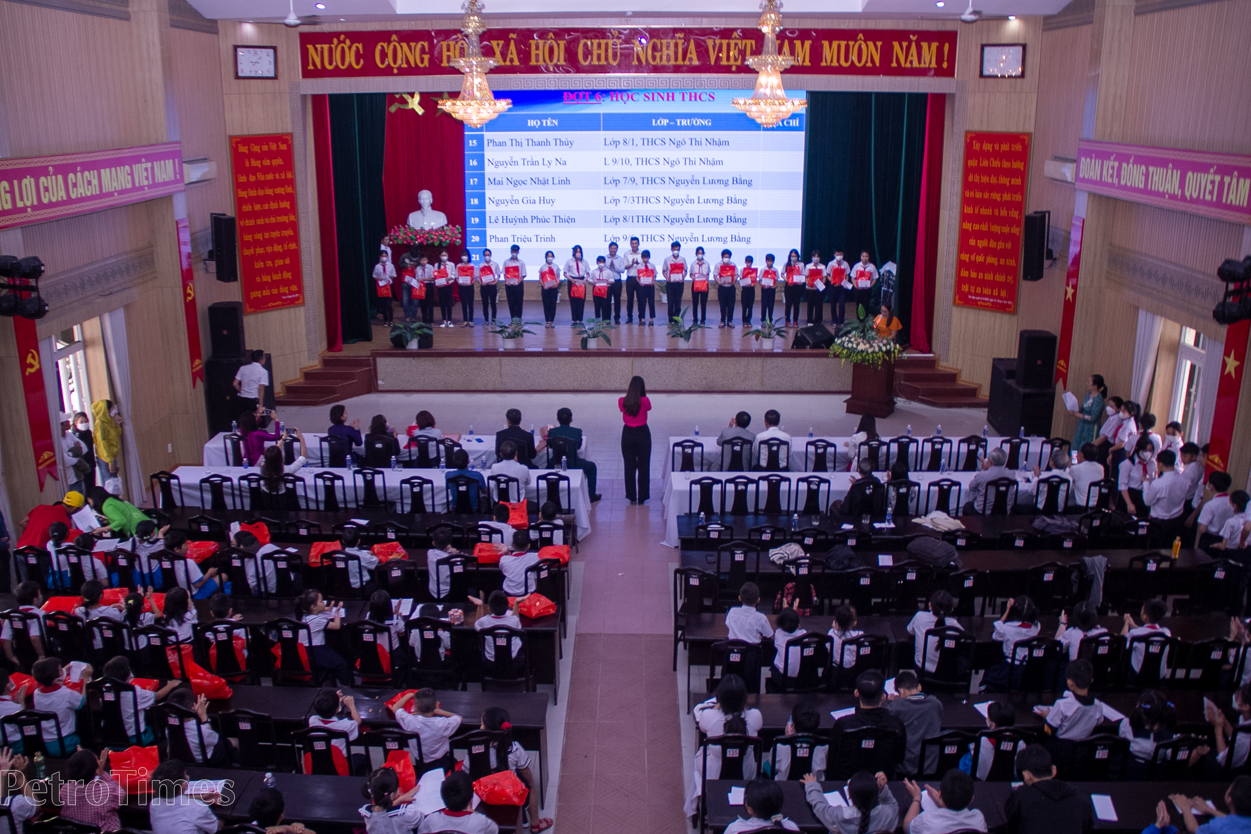 BSR và PVFCCo tài trợ 200 suất học bổng cho hội khuyến học quận Liên Chiểu - Đà Nẵng