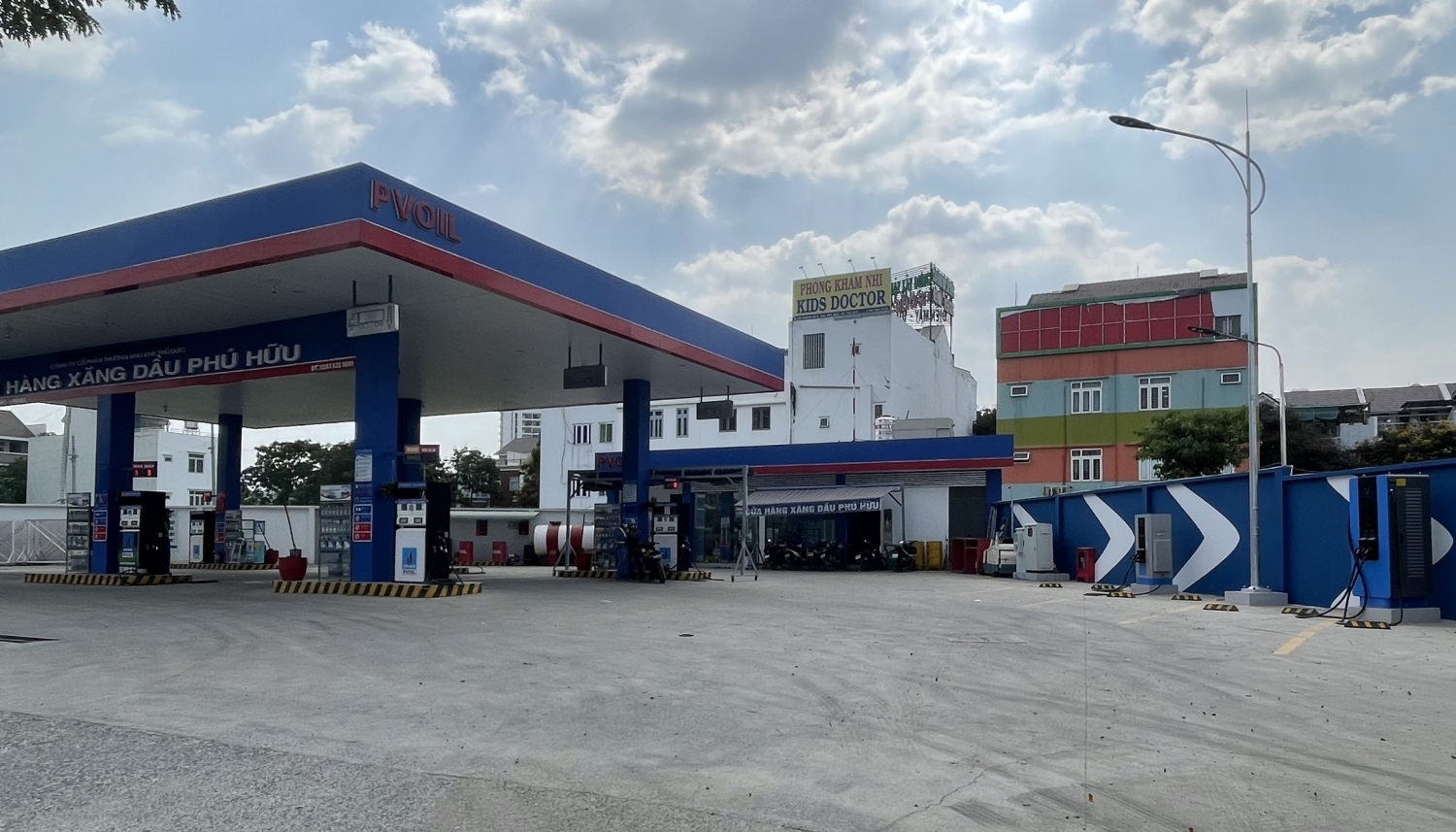 Hợp tác lắp đặt trạm sạc xe điện VinFast tại cửa hàng xăng dầu PVOIL