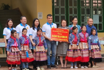 Trao tặng máy tính cho 3 trường học tại Lào Cai