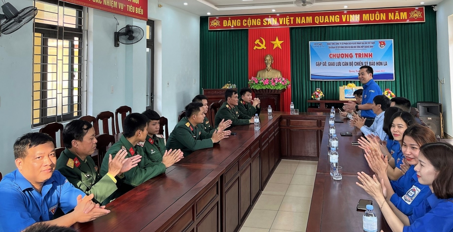 Đoàn Thanh niên PTSC Quảng Bình giao lưu với cán bộ chiến sĩ Trung đội đảo Hòn La