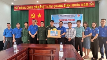 Đoàn Thanh niên PTSC Quảng Bình giao lưu với cán bộ chiến sĩ Trung đội đảo Hòn La