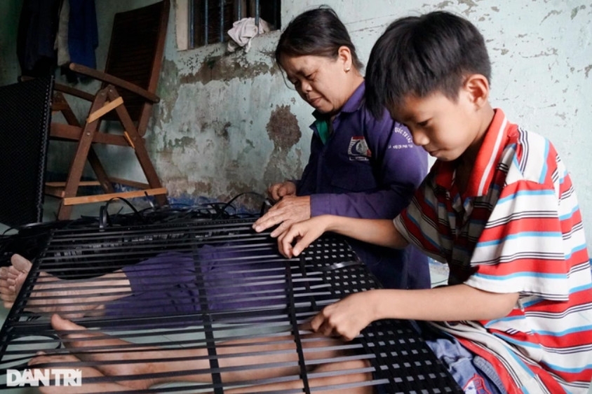Em Trần Hữu Tài, học sinh lớp 5 Trường THCS Phước An (huyện Tuy Phước) giúp bà ngoại sau giờ học (Ảnh: Doãn Công)