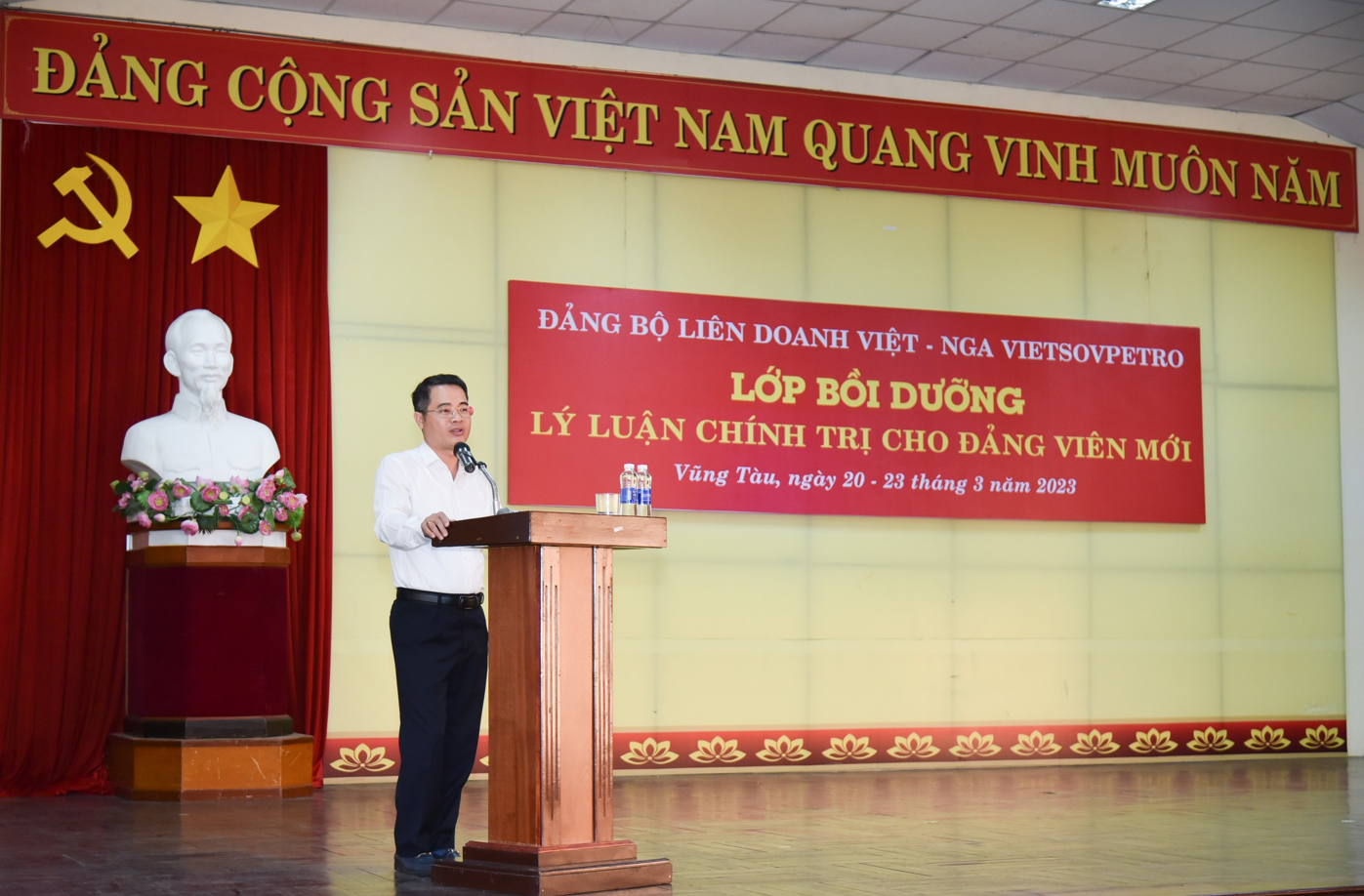 Đảng ủy Vietsovpetro tổ chức bồi dưỡng lý luận chính trị cho đảng viên mới