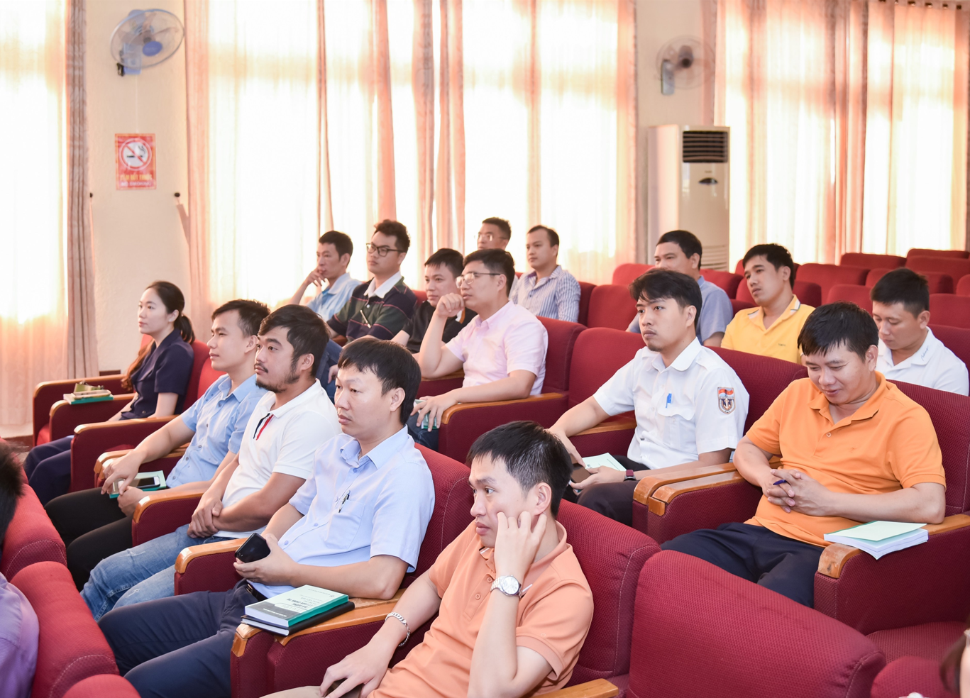 Đảng viên dự bị tham gia học tập