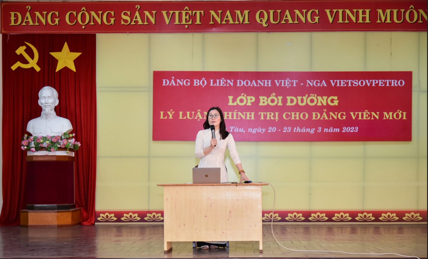 Tiến sỹ Nguyễn Thị Hồng Huệ, Trưởng khoa Lý luận cơ sở Trường Chính trị  tỉnh Bà Rịa – Vũng Tàu, báo cáo viên 