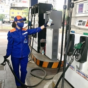 Tin tức kinh tế ngày 21/3: Hạn mức tín dụng cho 34 doanh nghiệp xăng dầu còn 96.000 tỷ đồng