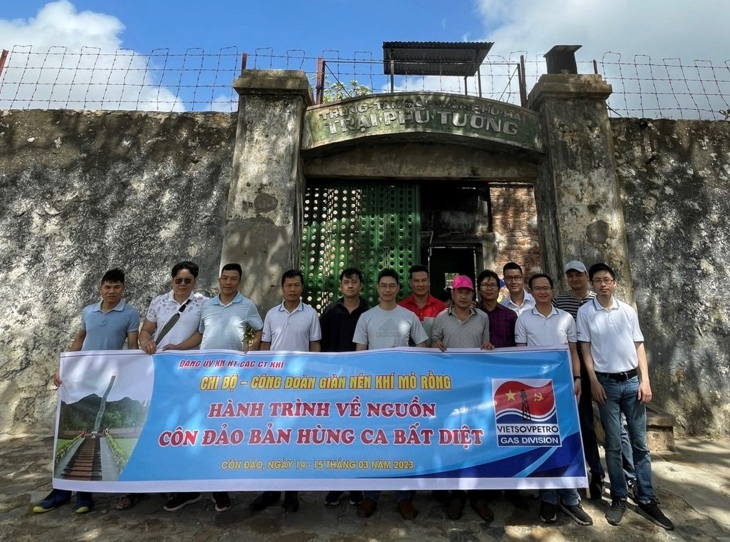 Chi bộ Giàn nén khí mỏ Rồng tổ chức Hành trình về nguồn – Côn Đảo bản hùng ca bất diệt