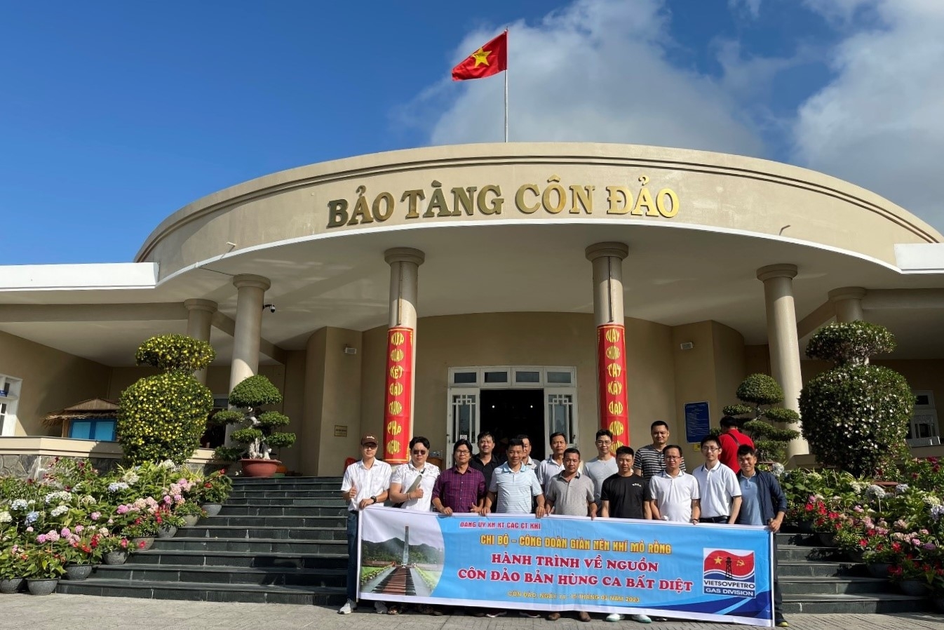 Chi bộ Giàn nén khí mỏ Rồng tổ chức Hành trình về nguồn – Côn Đảo bản hùng ca bất diệt
