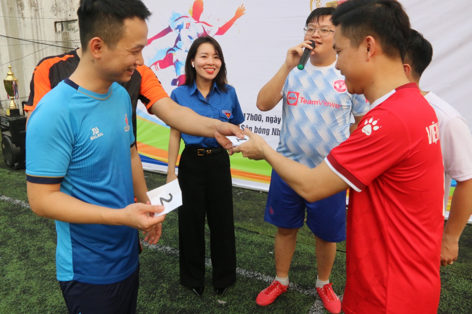 Đội trưởng các đội bóng bốc thăm thi đấu trước giờ bóng lăn Đội trưởng các đội bóng bốc thăm thi đấu trước giờ bóng lăn