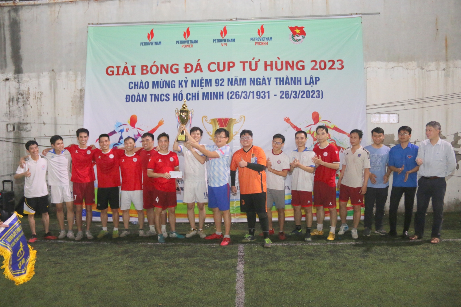 Các cầu thủ đội bóng VPI nâng cao Cup ăn mừng chức vô đich Các cầu thủ đội bóng VPI nâng cao Cup ăn mừng chức vô đich