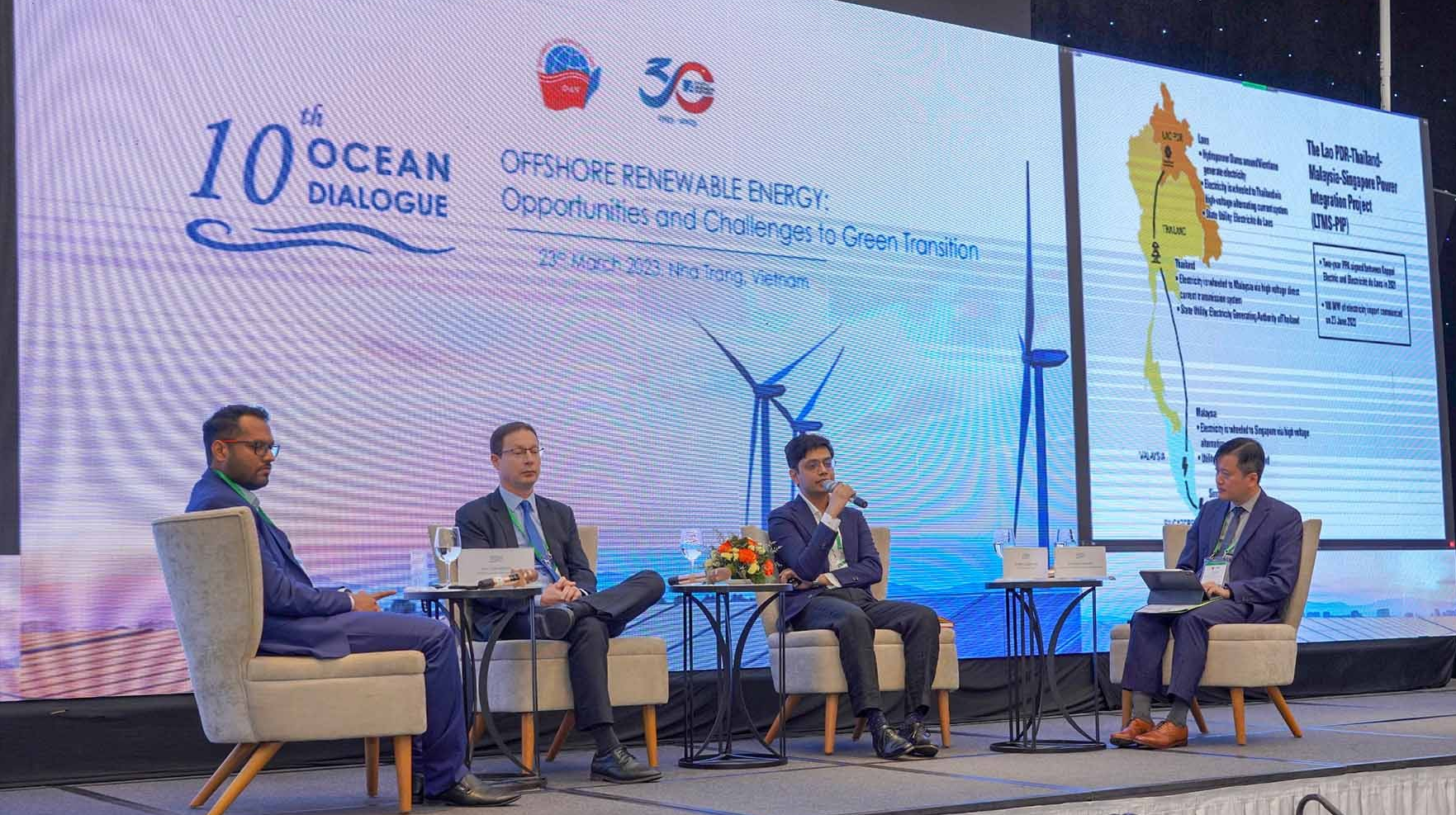 Các đại biểu trao đổi tại các phiên của Đối thoại