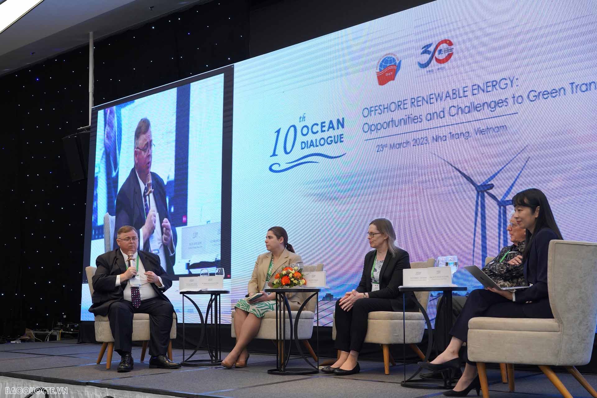 Các đại biểu trao đổi tại các phiên của Đối thoại