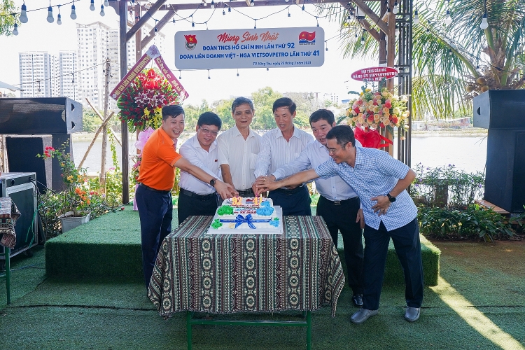 Tuổi trẻ Vietsovpetro phát huy, nâng cao nét đẹp văn hóa Vietsovpetro qua chương trình Amazing Race với chủ đề “ I’M A VSPer” Tuổi trẻ Vietsovpetro - Amazing Race với chủ đề “ I’m a VSPer” chào mừng 92 năm Ngày thành lập Đoàn TNCS Hồ Chí Minh