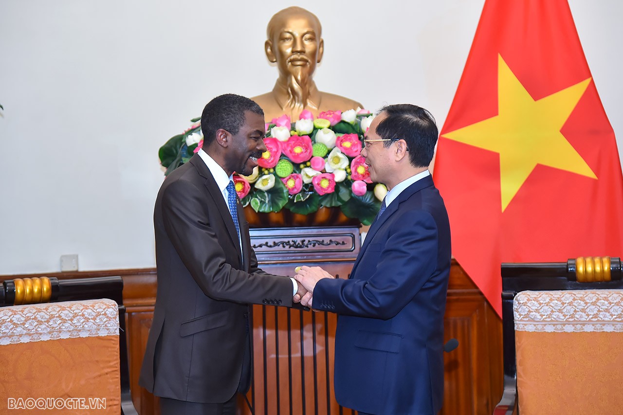 Ngày 27/3/2023, Bộ trưởng Ngoại giao Bùi Thanh Sơn tiếp Giám đốc Trung tâm Di sản Thế giới của UNESCO Lazare Eloundou Assomo. (Ảnh: Tuấn Anh)