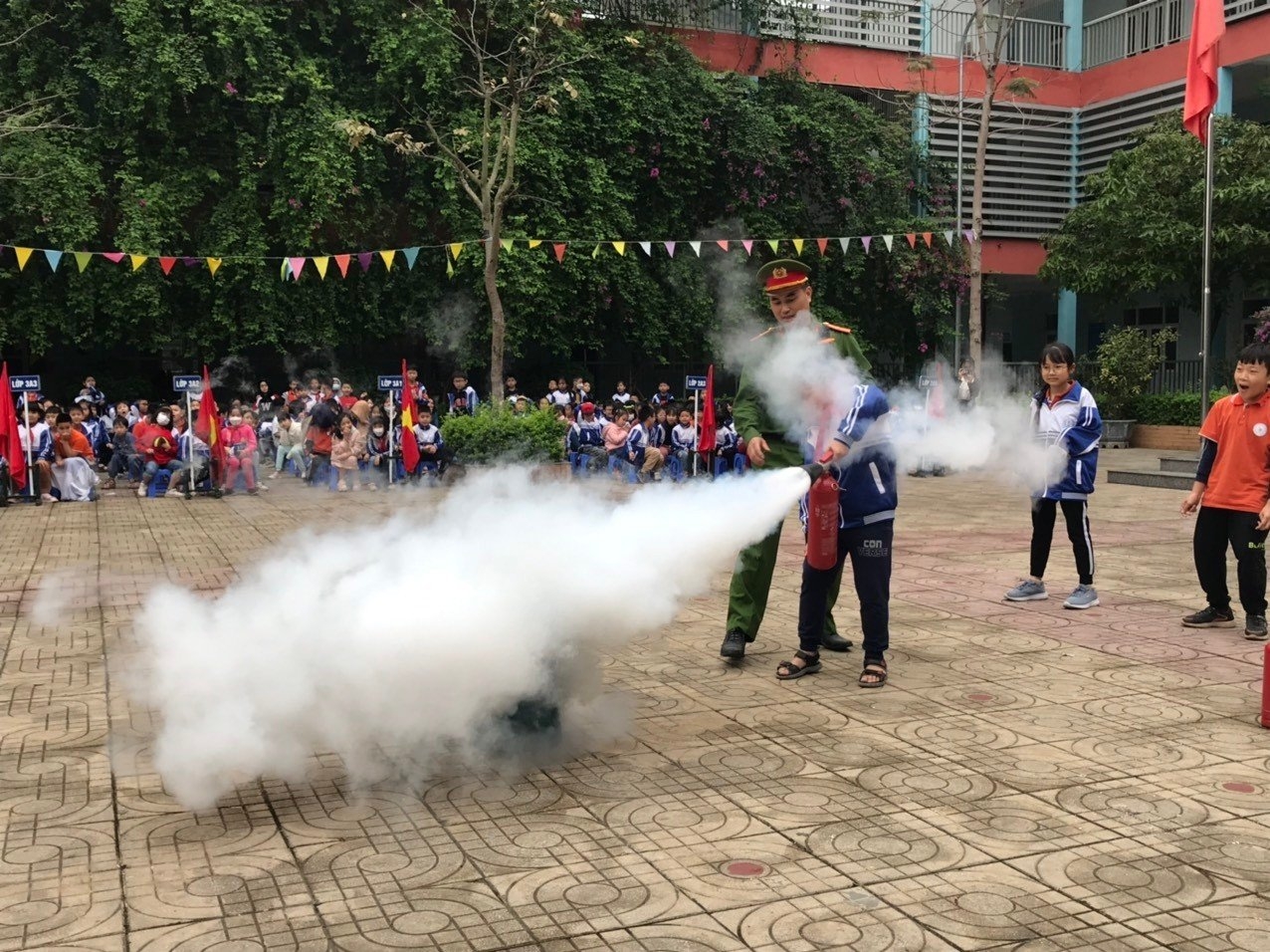 Tổ chức tuyên truyền về PCCC&CNCH cho cán bộ giáo viên, học sinh
