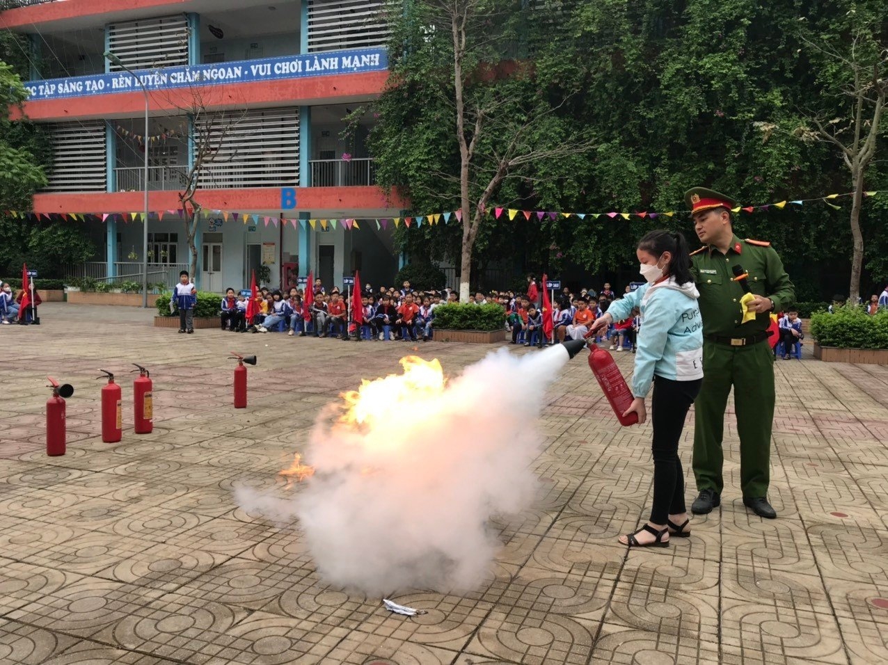 Tổ chức tuyên truyền về PCCC&CNCH cho cán bộ giáo viên, học sinh