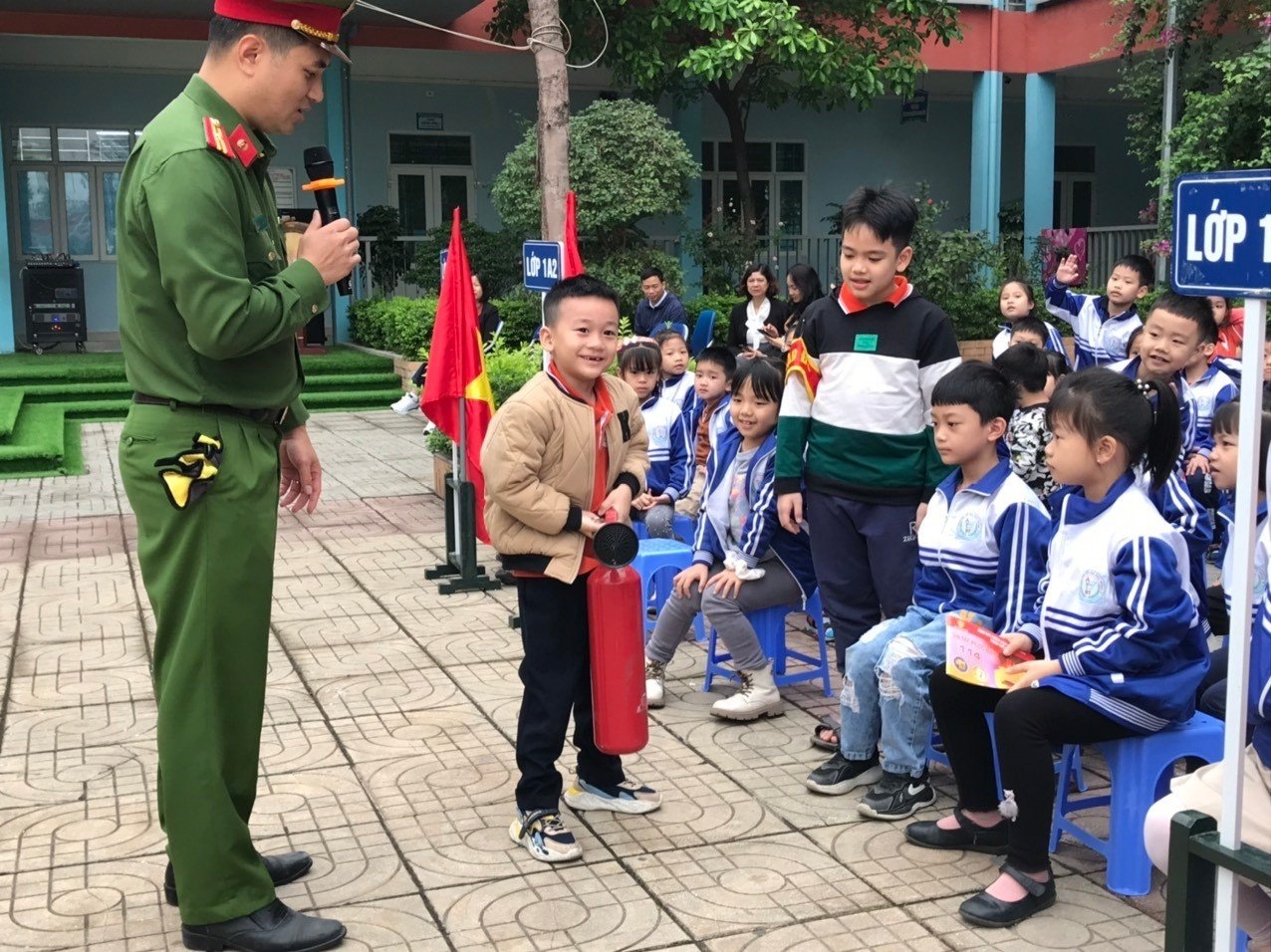 Tổ chức tuyên truyền về PCCC&CNCH cho cán bộ giáo viên, học sinh