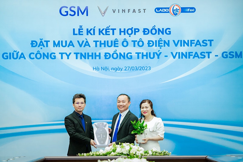 LADO Taxi thuê 500 ô tô điện Vinfast và mua bổ sung 40 xe VF e34