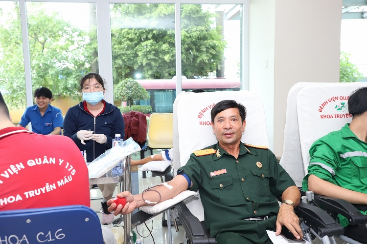 Tuổi trẻ Dầu khí tổ chức chương trình hiến máu nhân đạo với chủ đề “Một giọt máu cho đi, một cuộc đời ở lại”. Tuổi trẻ Dầu khí tổ chức chương trình hiến máu nhân đạo với chủ đề “Một giọt máu cho đi, một cuộc đời ở lại”
