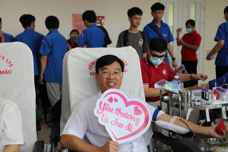 Tuổi trẻ Dầu khí tổ chức chương trình hiến máu nhân đạo với chủ đề “Một giọt máu cho đi, một cuộc đời ở lại”. Tuổi trẻ Dầu khí tổ chức chương trình hiến máu nhân đạo với chủ đề “Một giọt máu cho đi, một cuộc đời ở lại”