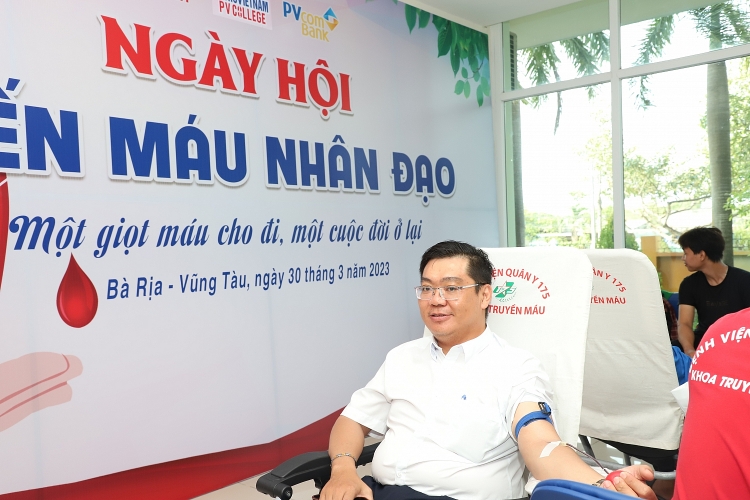 Tuổi trẻ Dầu khí tổ chức chương trình hiến máu nhân đạo với chủ đề “Một giọt máu cho đi, một cuộc đời ở lại”. Tuổi trẻ Dầu khí tổ chức chương trình hiến máu nhân đạo với chủ đề “Một giọt máu cho đi, một cuộc đời ở lại”