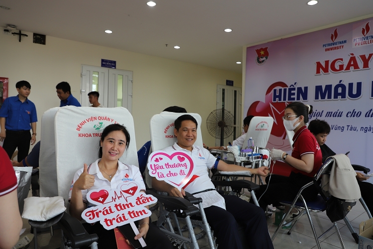 Tuổi trẻ Dầu khí tổ chức chương trình hiến máu nhân đạo với chủ đề “Một giọt máu cho đi, một cuộc đời ở lại”. Tuổi trẻ Dầu khí tổ chức chương trình hiến máu nhân đạo với chủ đề “Một giọt máu cho đi, một cuộc đời ở lại”