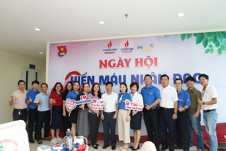 Tuổi trẻ Dầu khí tổ chức chương trình hiến máu nhân đạo với chủ đề “Một giọt máu cho đi, một cuộc đời ở lại”. Tuổi trẻ Dầu khí tổ chức chương trình hiến máu nhân đạo với chủ đề “Một giọt máu cho đi, một cuộc đời ở lại”