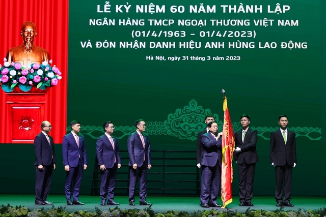 Thủ tướng dự lễ kỷ niệm 60 năm ngày thành lập và đón nhận danh hiệu Anh hùng Lao động của Vietcombank